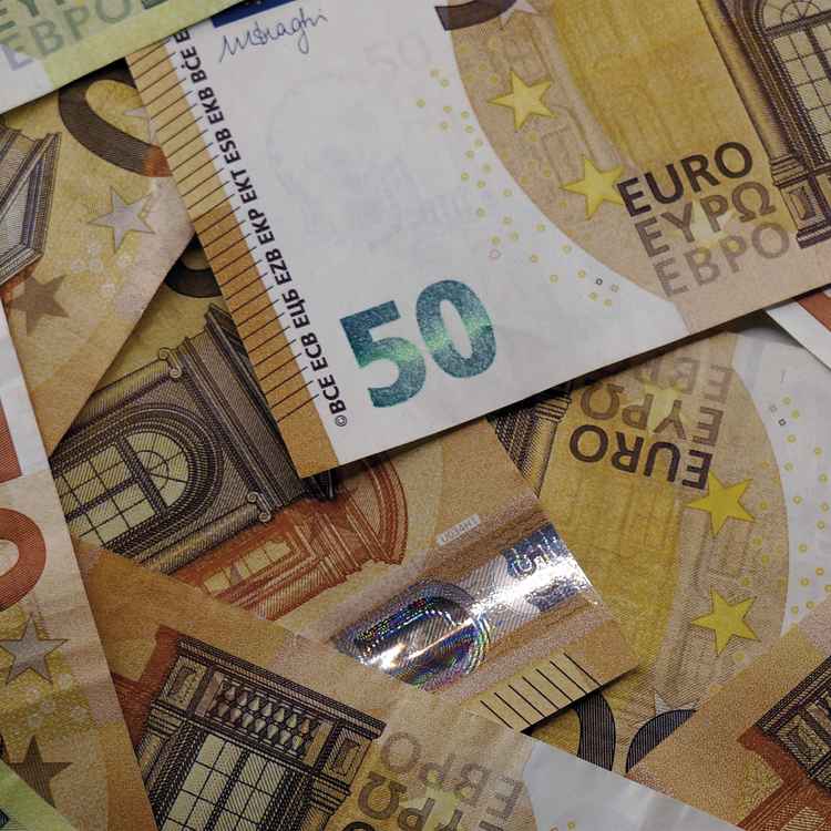 verschiedene Euro-Banknoten als Hintergrund