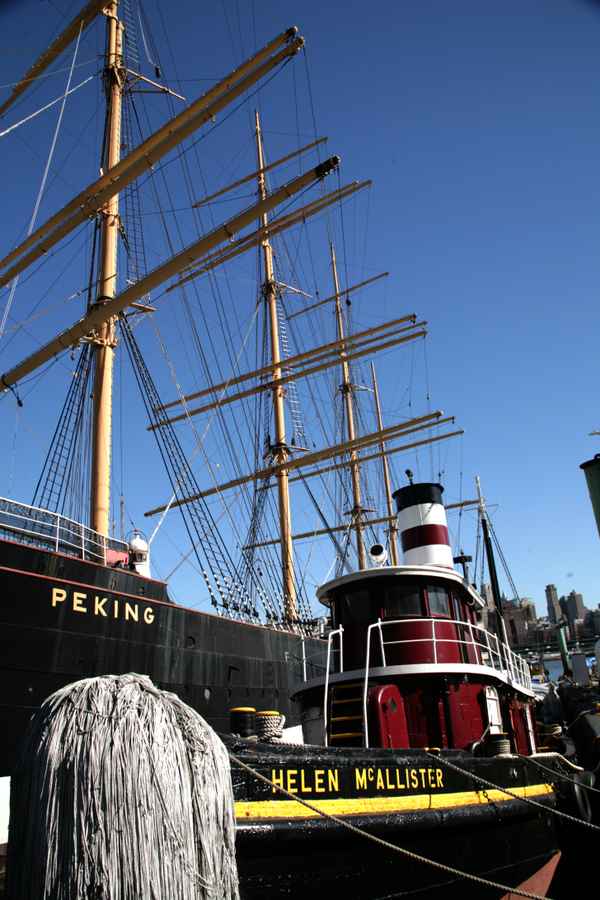 Dampfschlepper und Museumsschiff im Hafen NYC