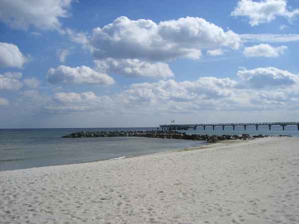 Strand mit Seebrücke