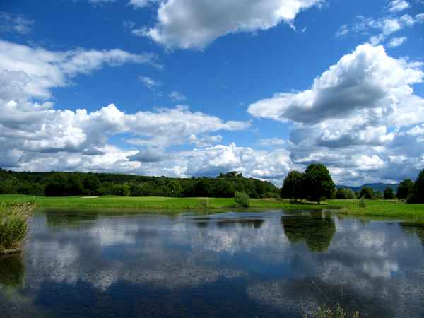 Golfplatz mit Wasserhindernis und Bunker und Grün 2