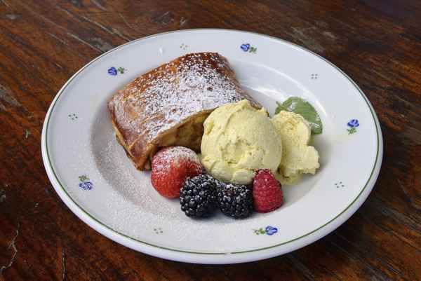 Apfelstrudel mit Vanilleeis und frischen Früchten