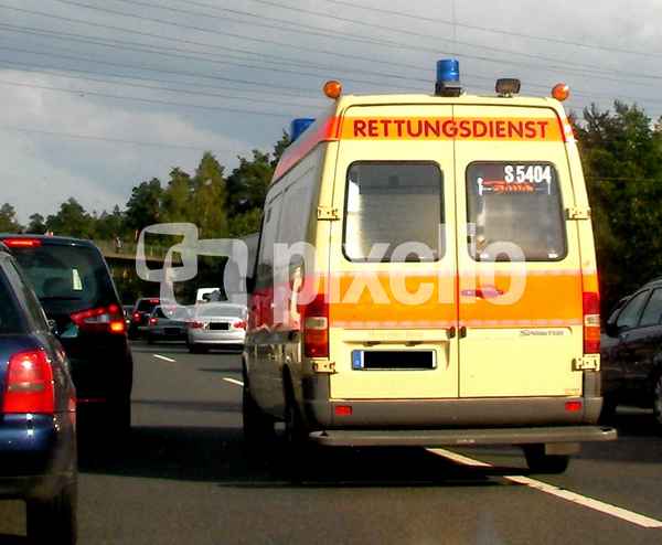 Unfall auf der A9 bei Nürnberg - Krankenwagen