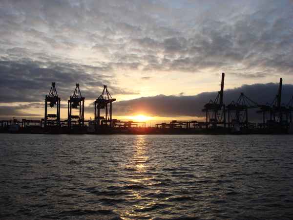 Kräne im Hafen