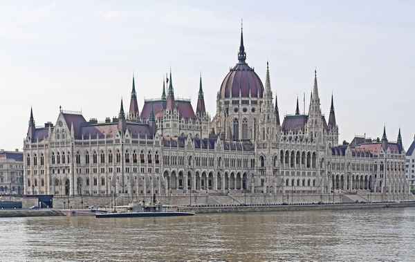 Budapest - Das Parlamentsgebäude . . . .