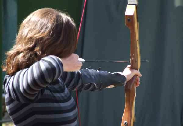 Frau beim Bogenschießen