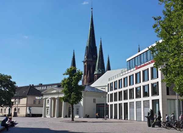 Schlossplatz in Oldenburg mit Schlosswache & Lambertikirche