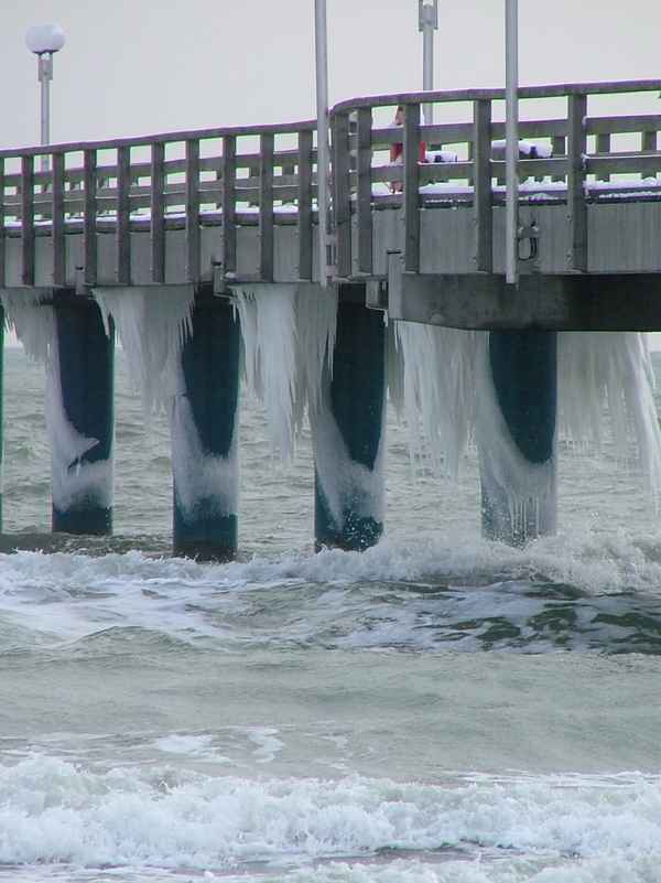 Binzer Seebrücke im Winter