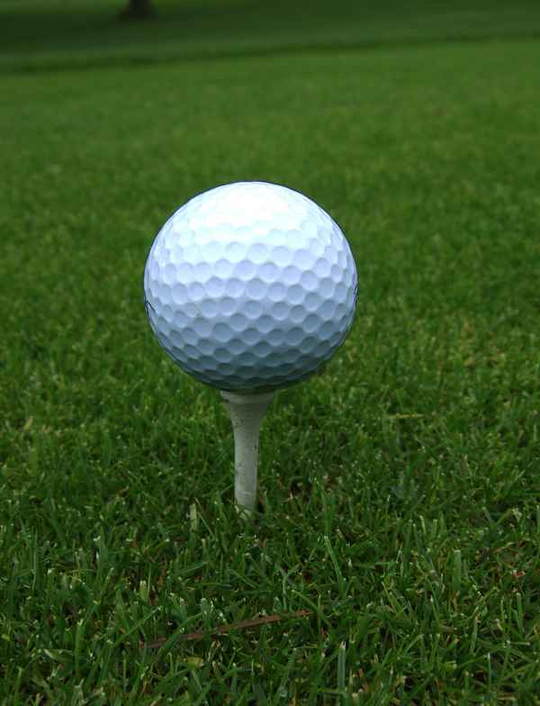 Golfball aufgeteet, ohne Hand