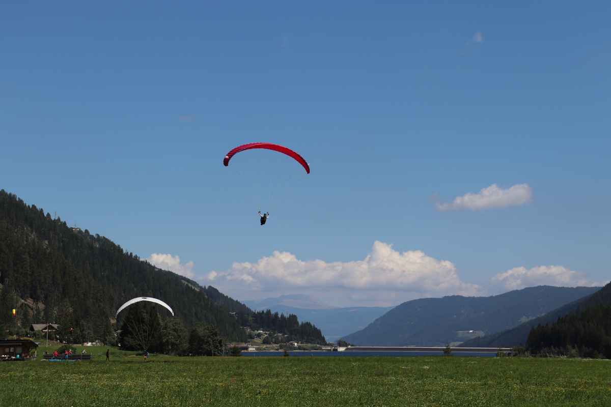 Gleitschirme in der Luft