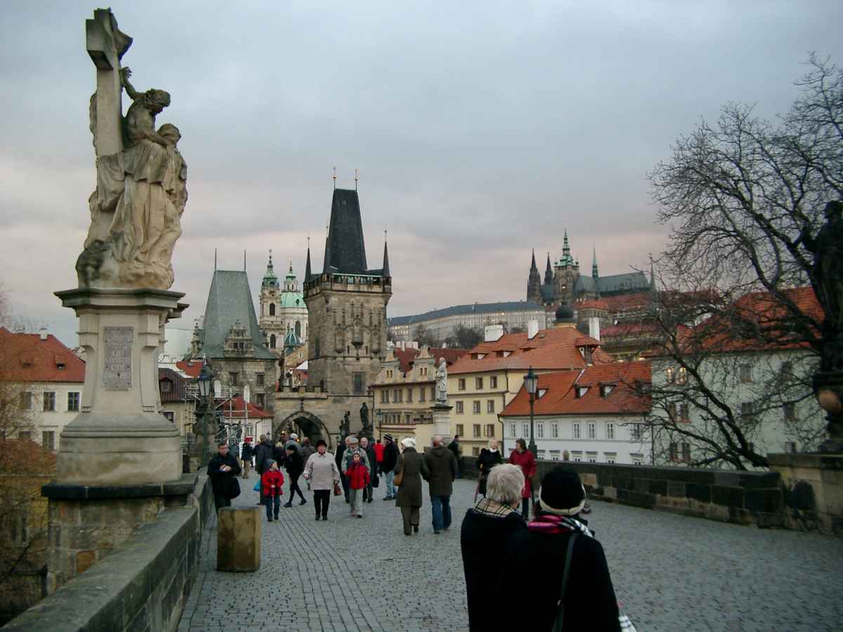 Karlsbrücke Richtung Hradschin