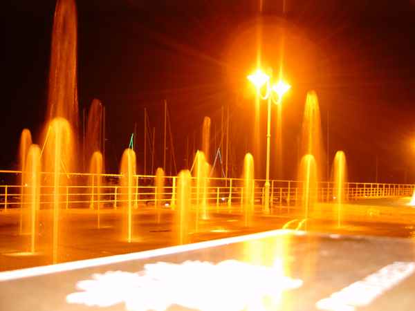 unheimliche Wasserfontänen bei Nacht