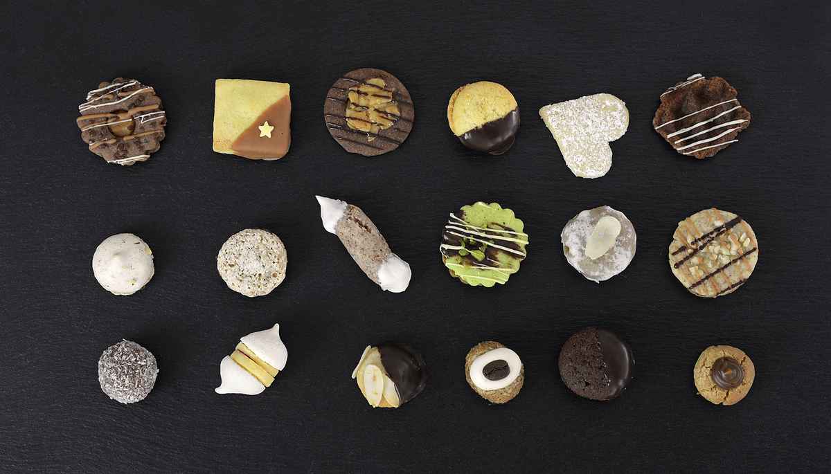 Weihnachtskekse  –  Verschiedene Sorten schön angerichtet