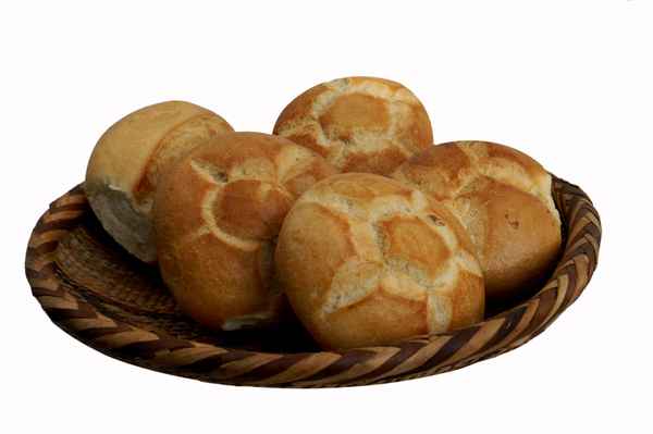 Korb mit frischen Brötchen