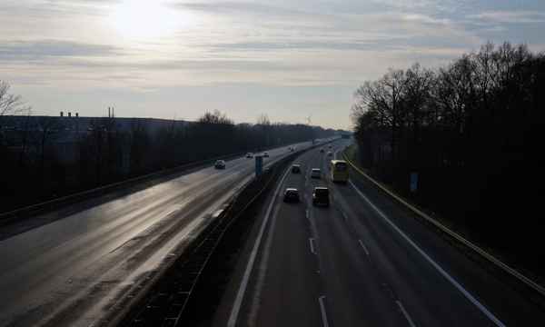 Autobahn bei Sonnenschein