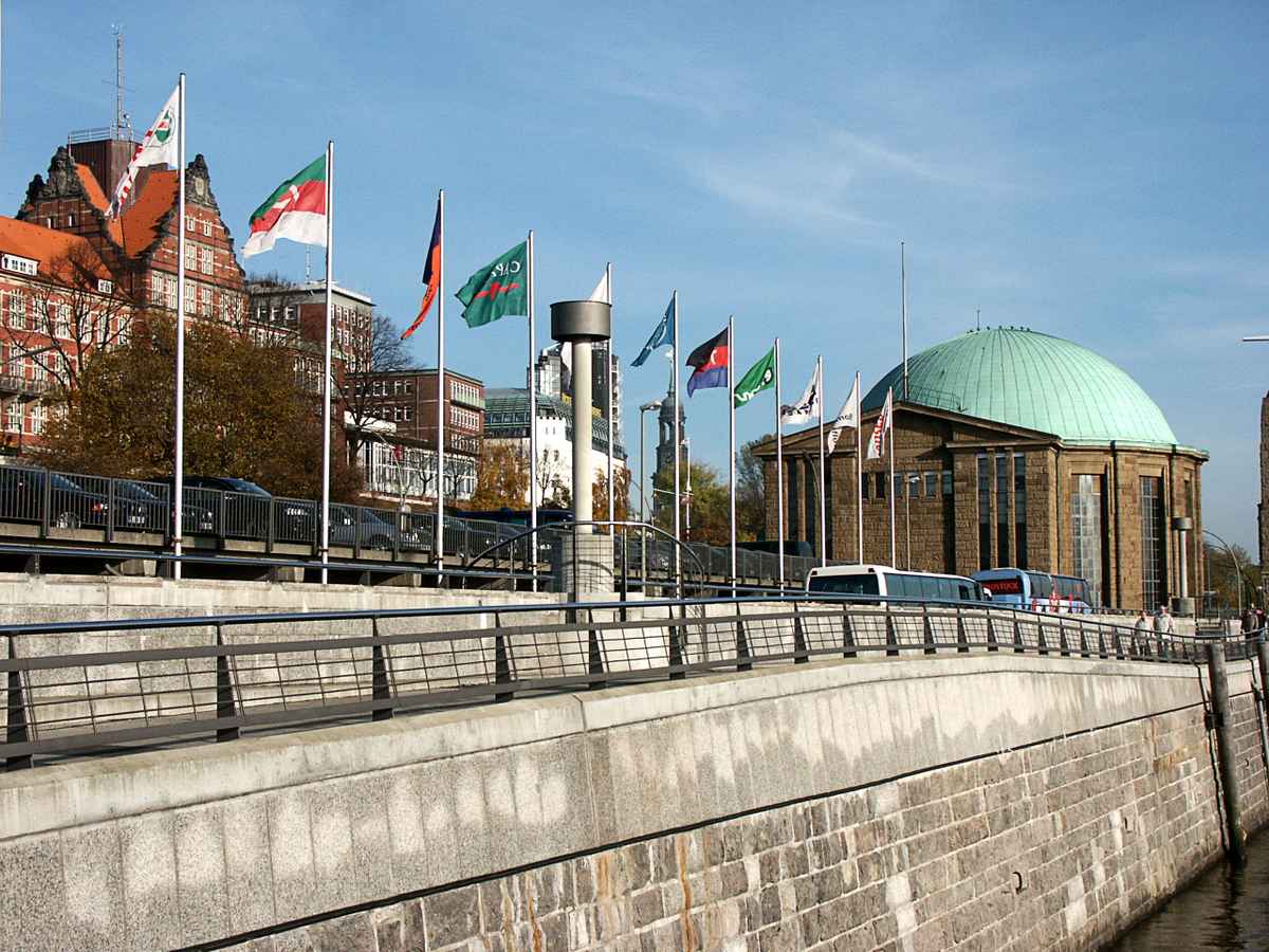 Hamburgbild - Flutschutzmauer Landungsbrücken