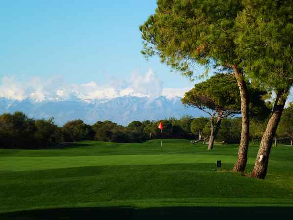 Tatgolf in Belek, Grün 12, mit Taurusgebirge