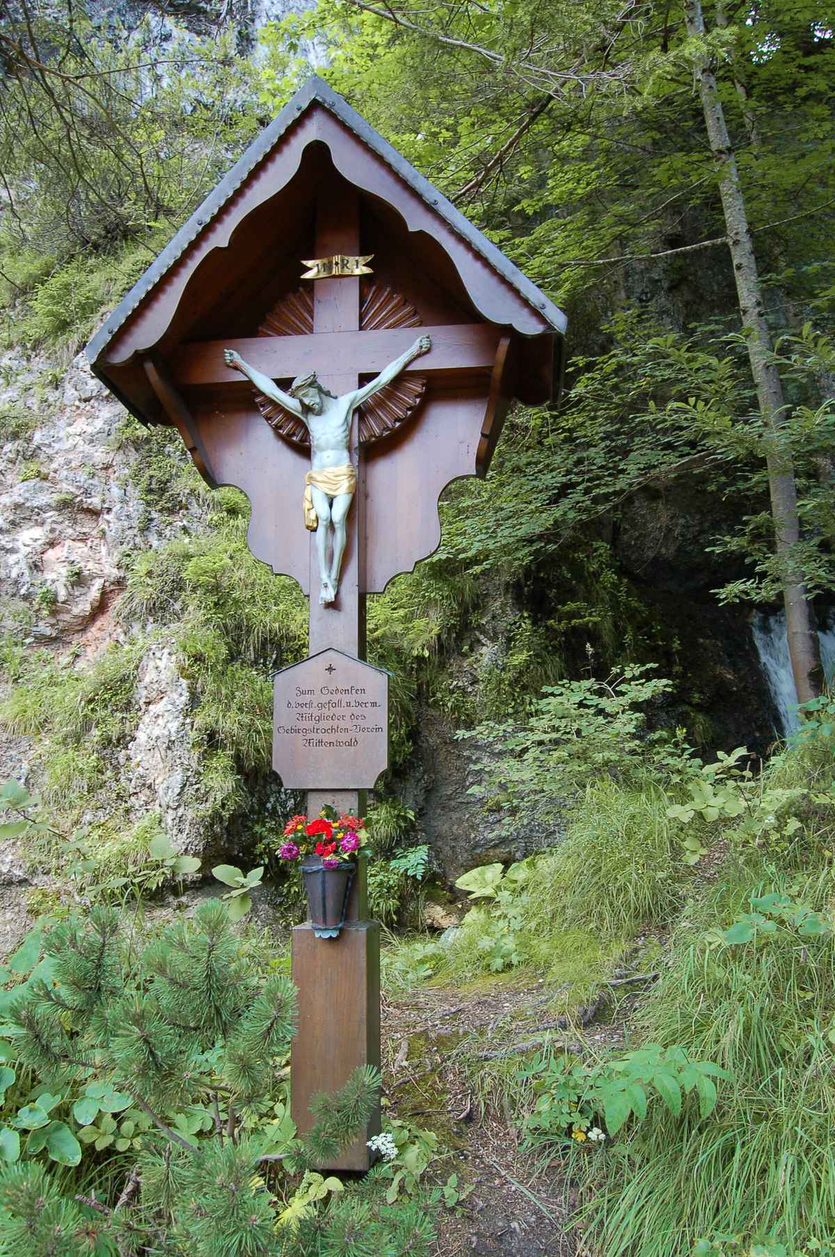 Immer wieder ein Hingucker: Kruzifixe am Wegesrand.