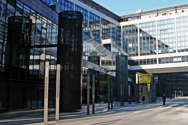Spiegelung auf Beton