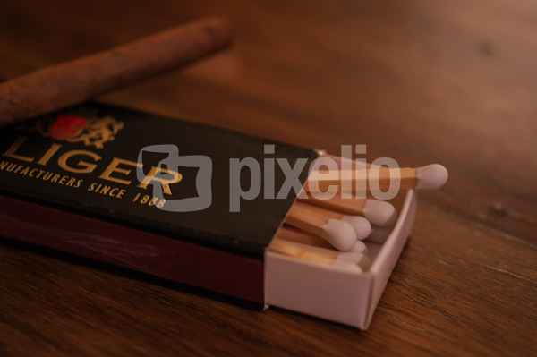 Streichhölzer mit Zigarillo