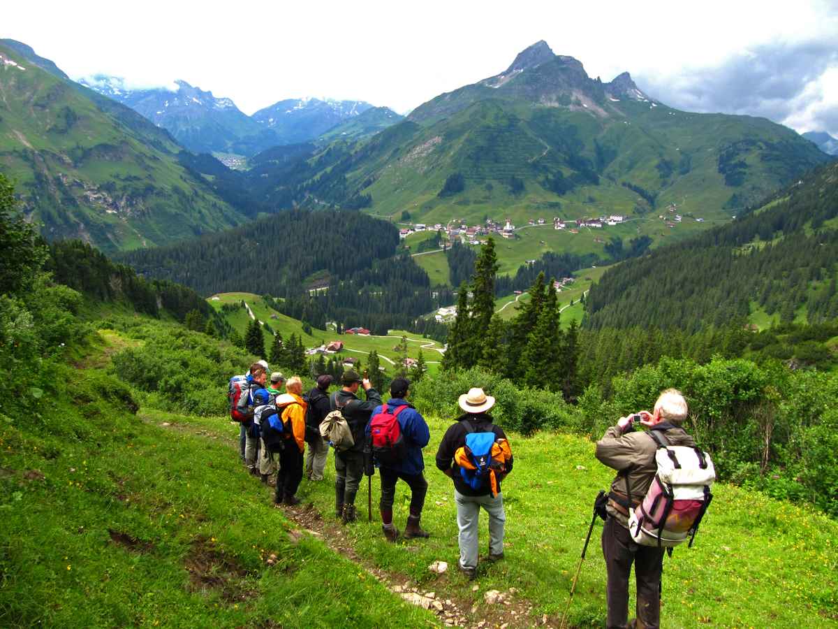 Wandergruppe mit Warth und Lechtaler Alpen