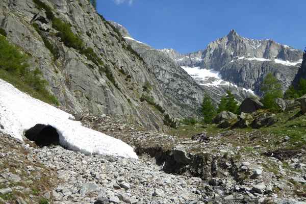 Schneereste im Bachbett