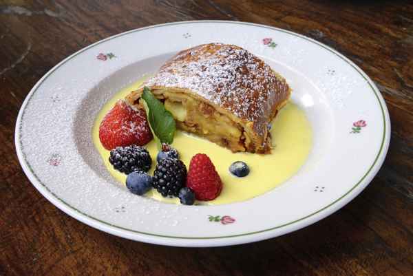 Apfelstrudel mit Vanillesoße und frischen Früchten