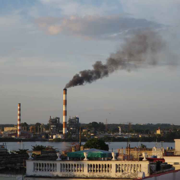 Rauchender Kraftwerkschornstein in Cienfuegos