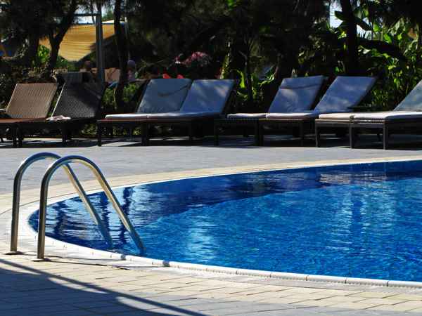 Urlaubs-Träume mit Pool und Schattenliege
