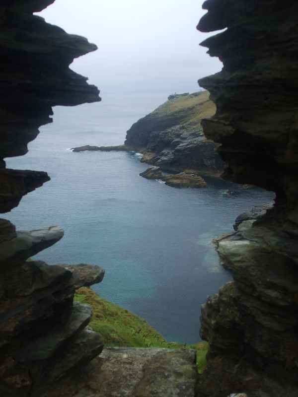 Felsspalte in Cornwall