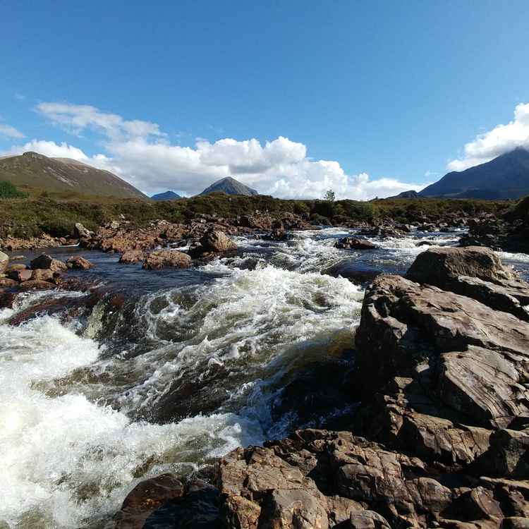 Wildwasser auf der Isle of Skye in Schottland