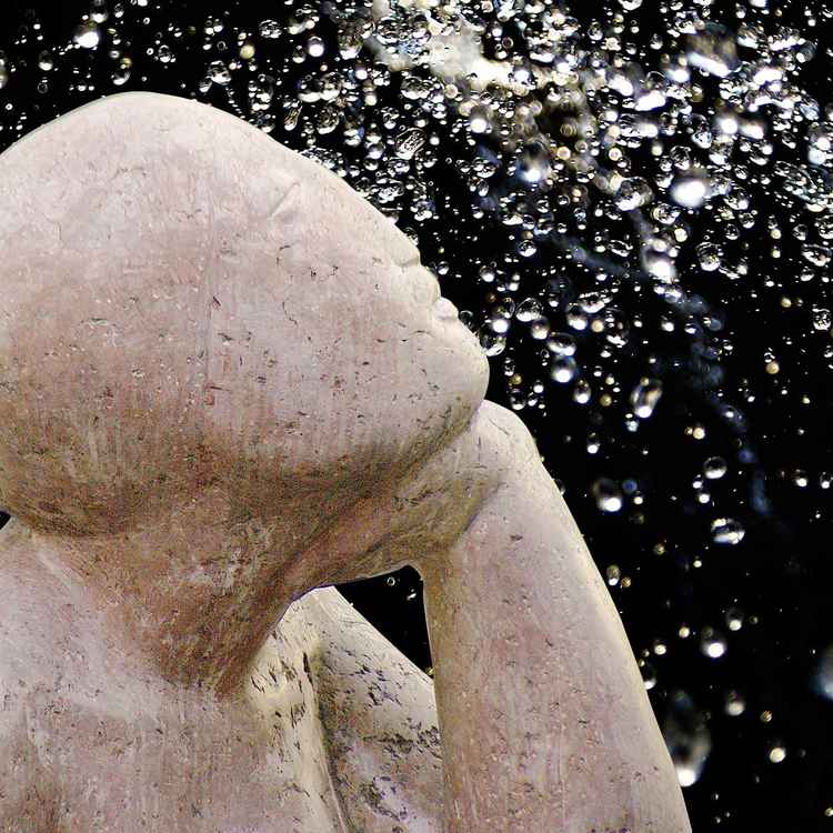 Skulptur vor einem Sternenhimmel