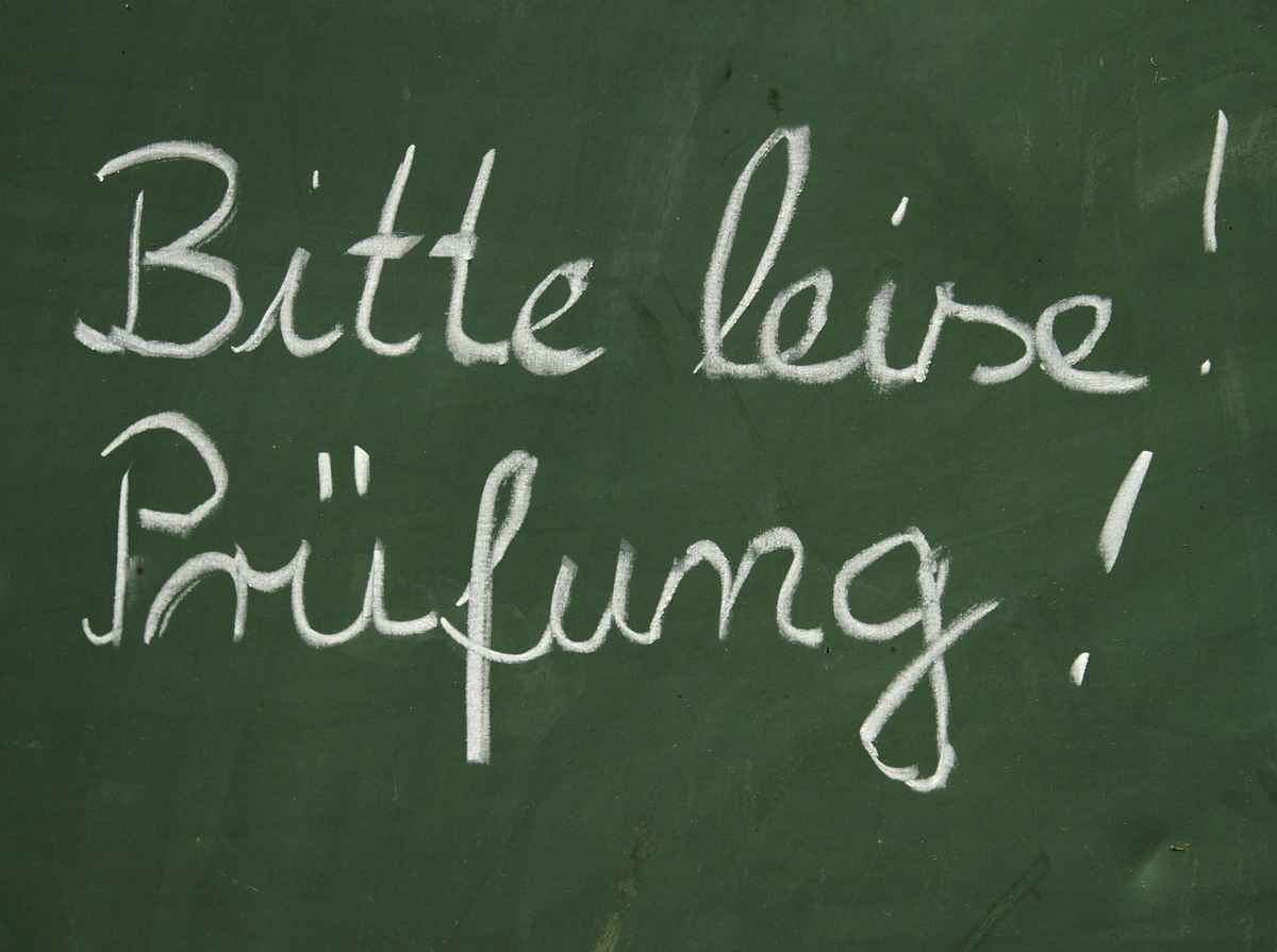 Tafel: Bitte leise Prüfung!