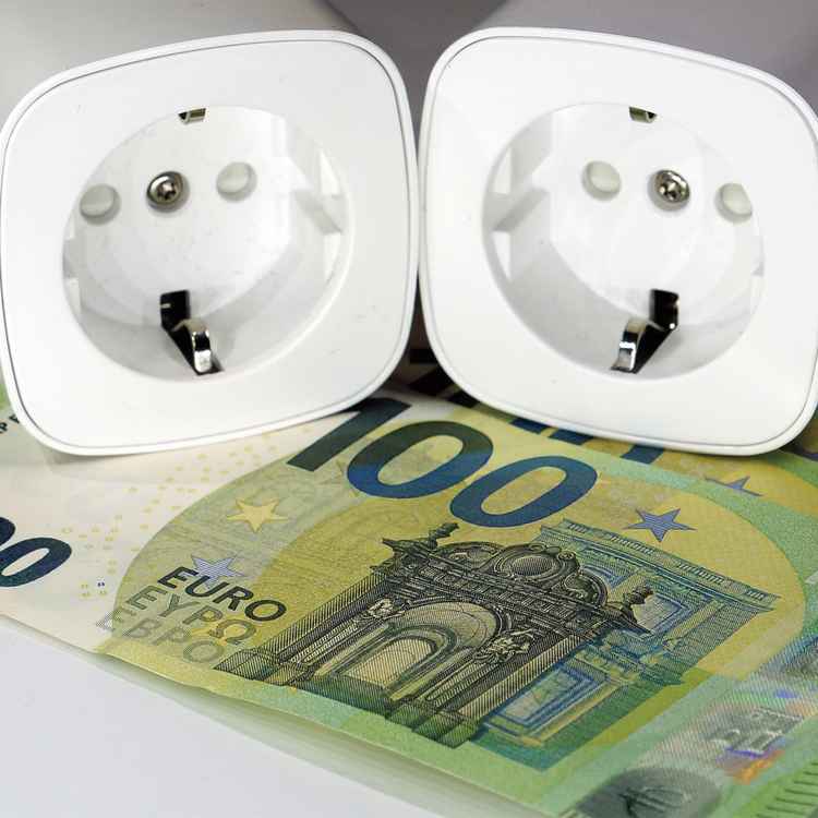 Stromkosten - Banknoten mit Steckdose