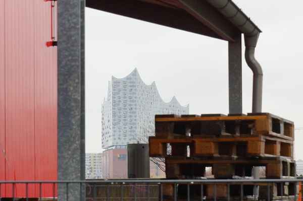 Philharmonie an Paletten-Stapel