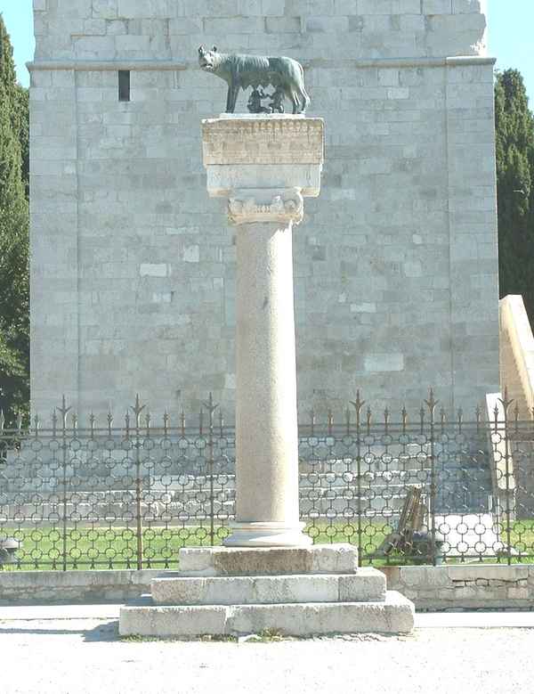 Säule Romulus und Remus in Aquilea/Italien