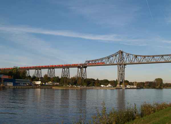 Eisenbahnbrücke Rendsburg mit Güterzug