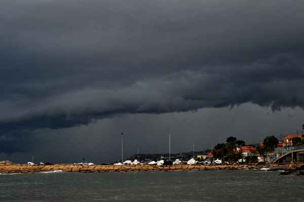 Regen über dem Meer