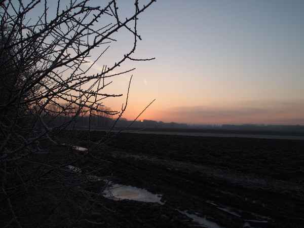 Sonnenuntergang über den Äckern