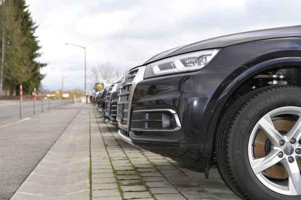 Neuwagen in Reih und Glied