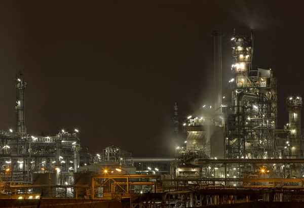 Schwechater OMV Raffinerie bei Nacht in HDR