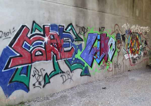 Farbe auf grauem Beton