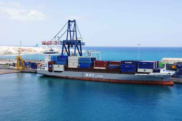 Containerschiff im Hafen