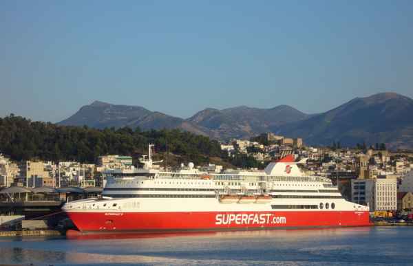 Fähre im Hafen von Patras
