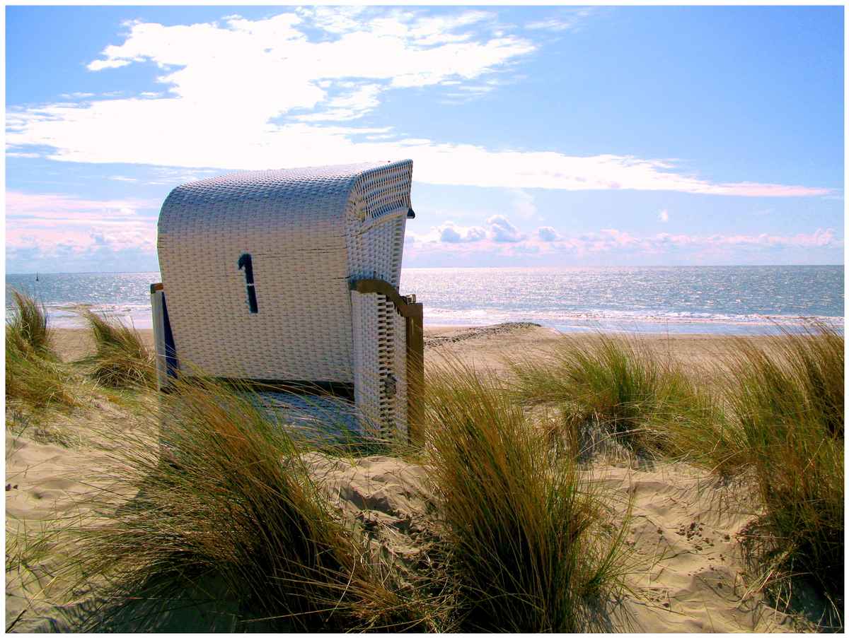 Strandkorb am sonnigen Nachmittag / Borkum
