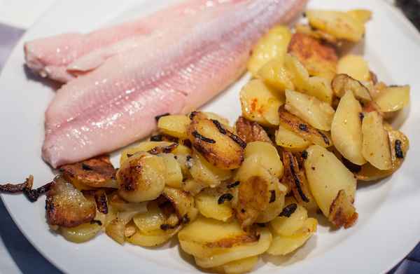 Bratkartoffel mit Forellenfilet