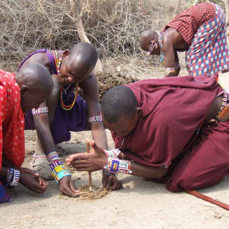 Massai beim Feuermachen