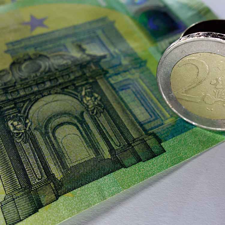 100-Euro-Banknote mit 2-Euro-Münze