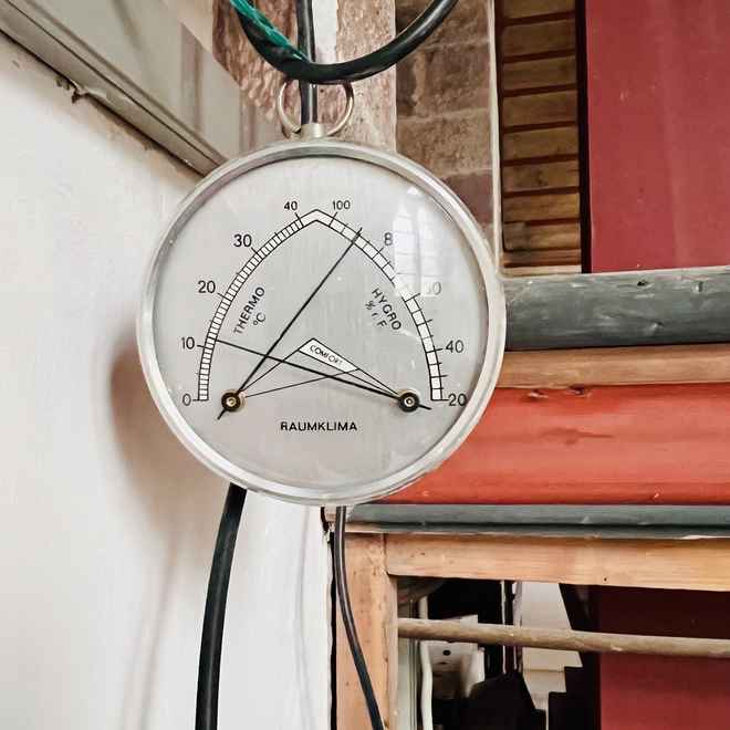 Thermometer Hygrometer in Kirche