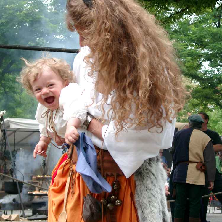 Lachendes Kind im Mittelalter