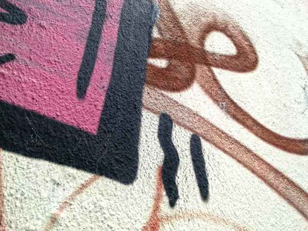 Vollgeschmierte Fassade, Graffiti